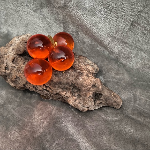 Lucite Acrylic Grape Cluster Orange Amber On Drift Wood Table Art Vintage Retro - Picture 7 of 9